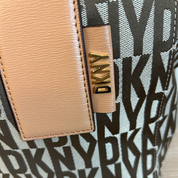 DKNY Tote NWT & Wristlet NWOT BUNDLE - Picture 7 of 14
